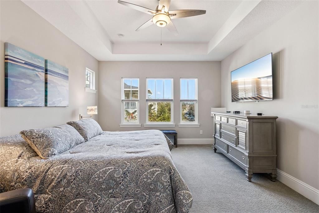 合同活跃: $850,000 (3 贝兹, 2 浴室, 2293 平方英尺)