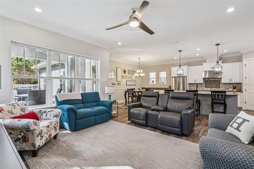 合同活跃: $850,000 (3 贝兹, 2 浴室, 2293 平方英尺)