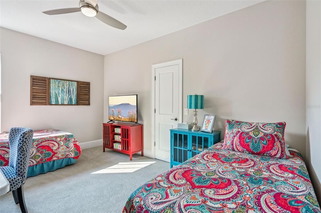 合同活跃: $850,000 (3 贝兹, 2 浴室, 2293 平方英尺)