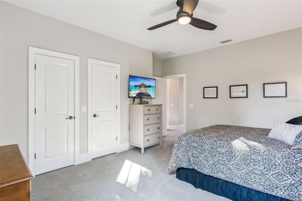 合同活跃: $850,000 (3 贝兹, 2 浴室, 2293 平方英尺)