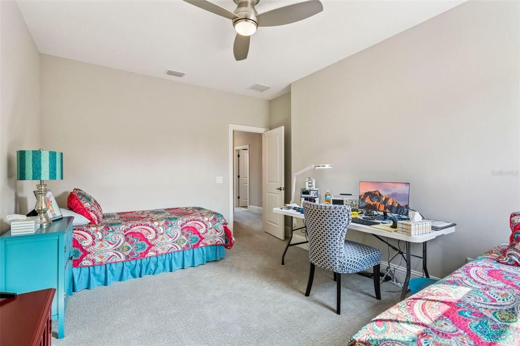 合同活跃: $850,000 (3 贝兹, 2 浴室, 2293 平方英尺)