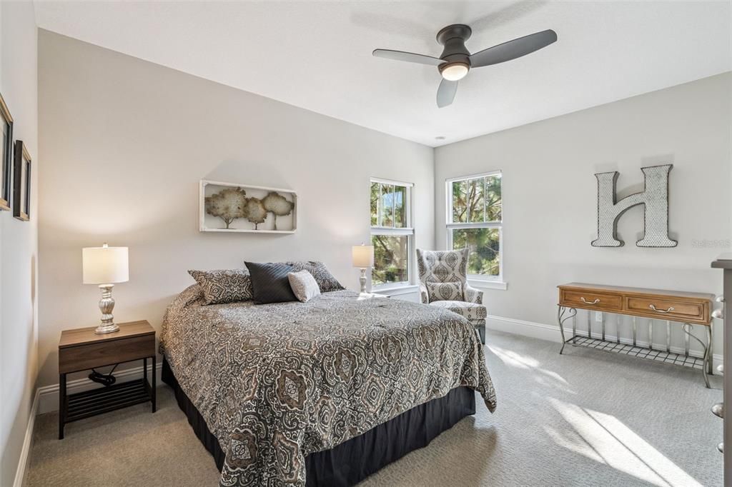 合同活跃: $850,000 (3 贝兹, 2 浴室, 2293 平方英尺)