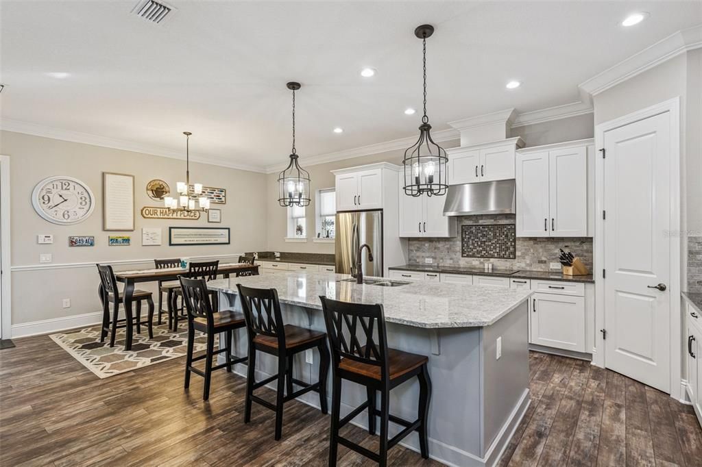 合同活跃: $850,000 (3 贝兹, 2 浴室, 2293 平方英尺)