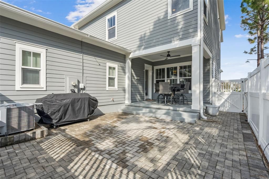 合同活跃: $850,000 (3 贝兹, 2 浴室, 2293 平方英尺)