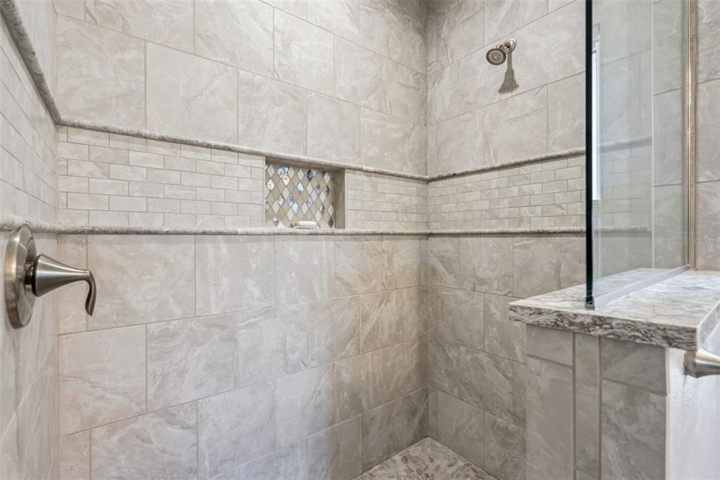 合同活跃: $850,000 (3 贝兹, 2 浴室, 2293 平方英尺)