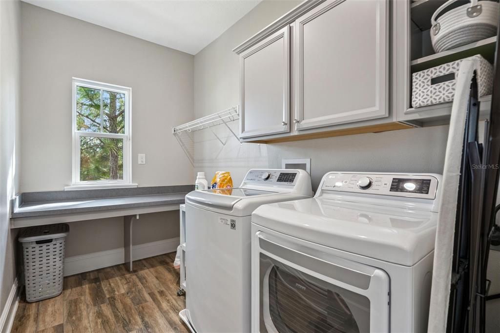 合同活跃: $850,000 (3 贝兹, 2 浴室, 2293 平方英尺)