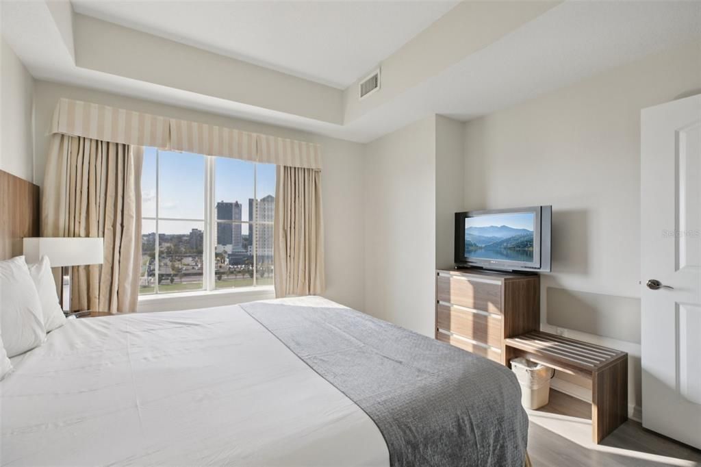 For Sale: $295,000 (2 beds, 2 baths, 1056 Square Feet)