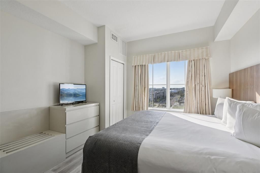 For Sale: $295,000 (2 beds, 2 baths, 1056 Square Feet)