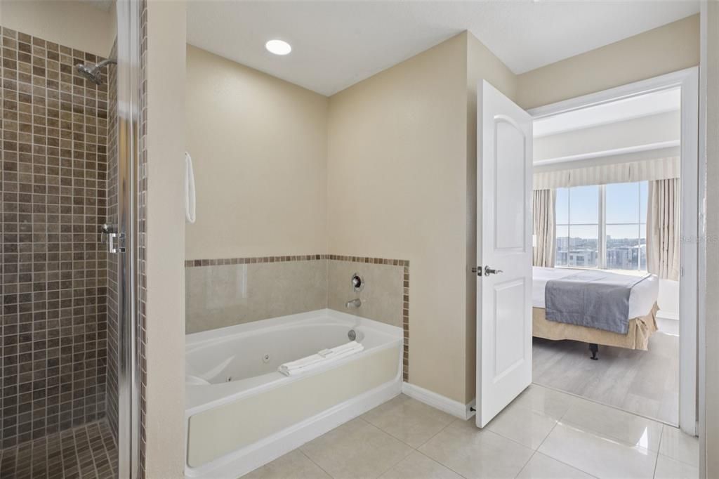 For Sale: $295,000 (2 beds, 2 baths, 1056 Square Feet)