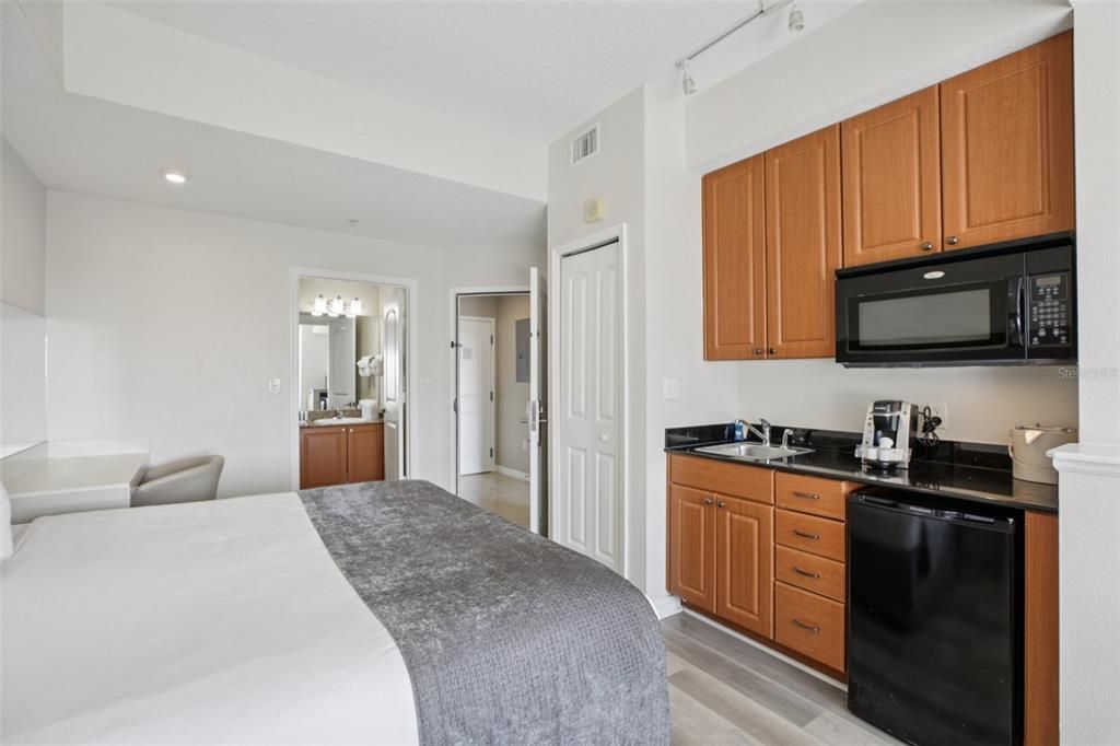 For Sale: $295,000 (2 beds, 2 baths, 1056 Square Feet)