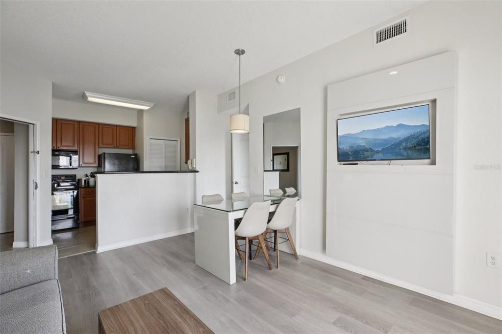 For Sale: $295,000 (2 beds, 2 baths, 1056 Square Feet)