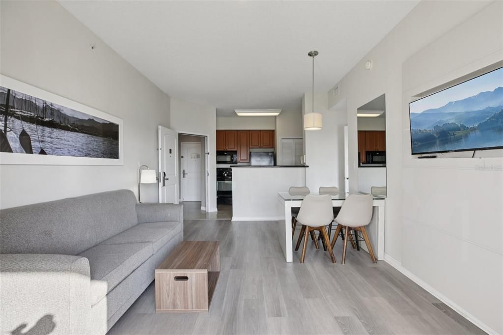 For Sale: $295,000 (2 beds, 2 baths, 1056 Square Feet)