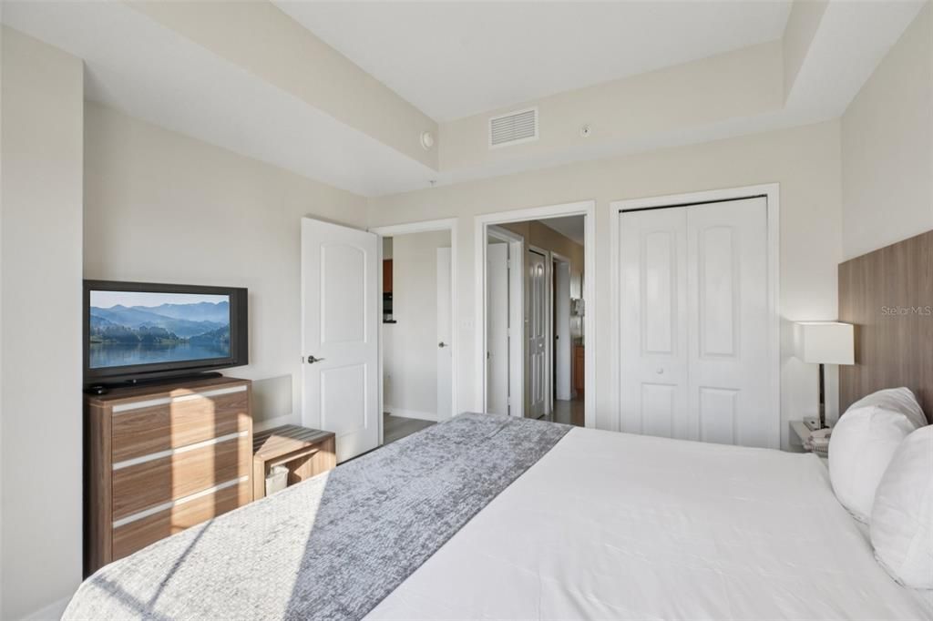 For Sale: $295,000 (2 beds, 2 baths, 1056 Square Feet)