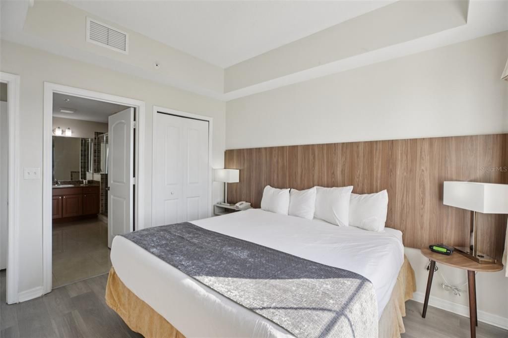 For Sale: $295,000 (2 beds, 2 baths, 1056 Square Feet)