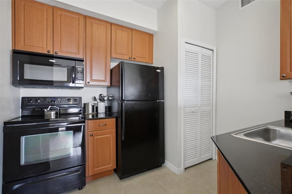 For Sale: $295,000 (2 beds, 2 baths, 1056 Square Feet)