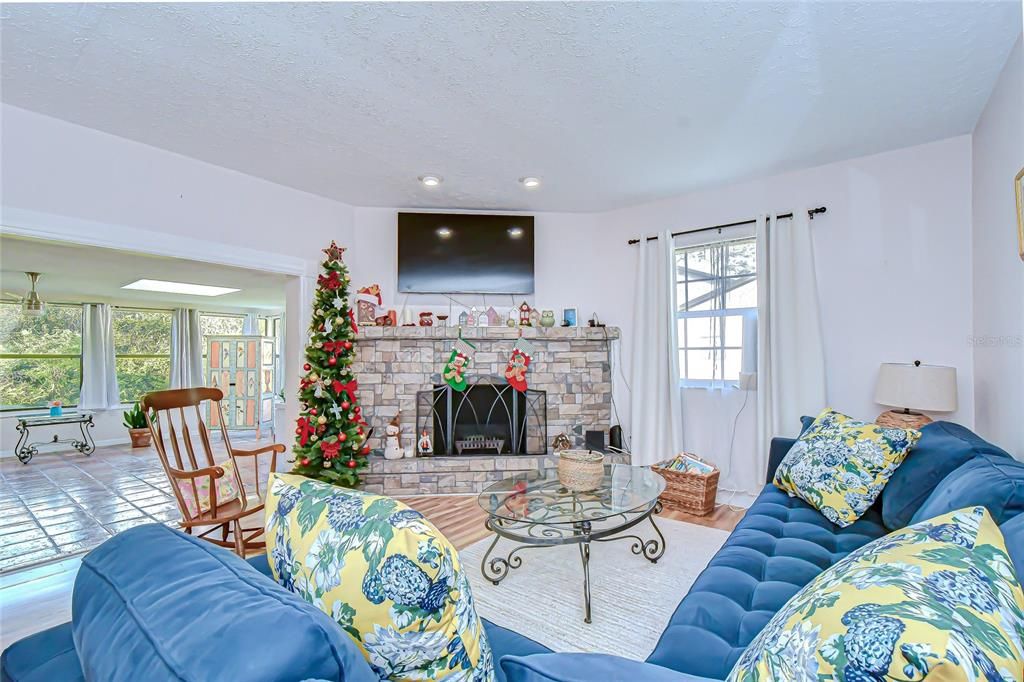 For Sale: $235,000 (2 beds, 2 baths, 1691 Square Feet)