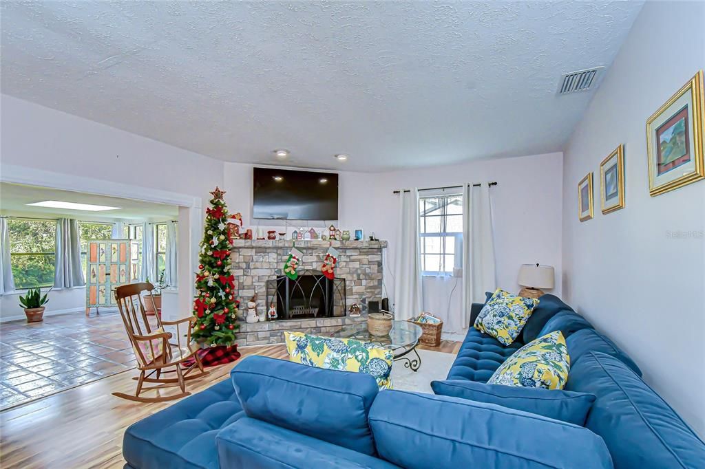 For Sale: $235,000 (2 beds, 2 baths, 1691 Square Feet)