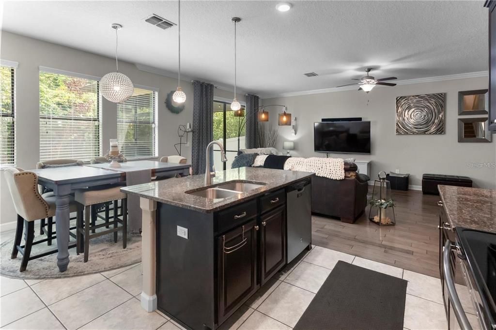 En Venta: $598,000 (5 camas, 3 baños, 3291 Pies cuadrados)