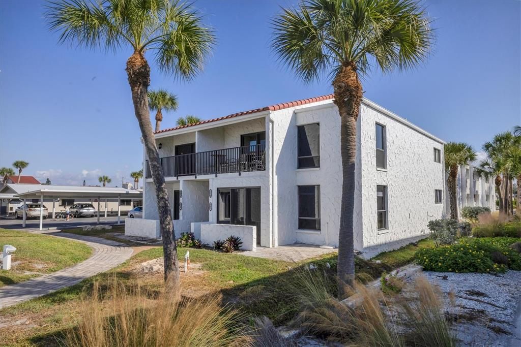 For Sale: $650,000 (2 beds, 2 baths, 1108 Square Feet)