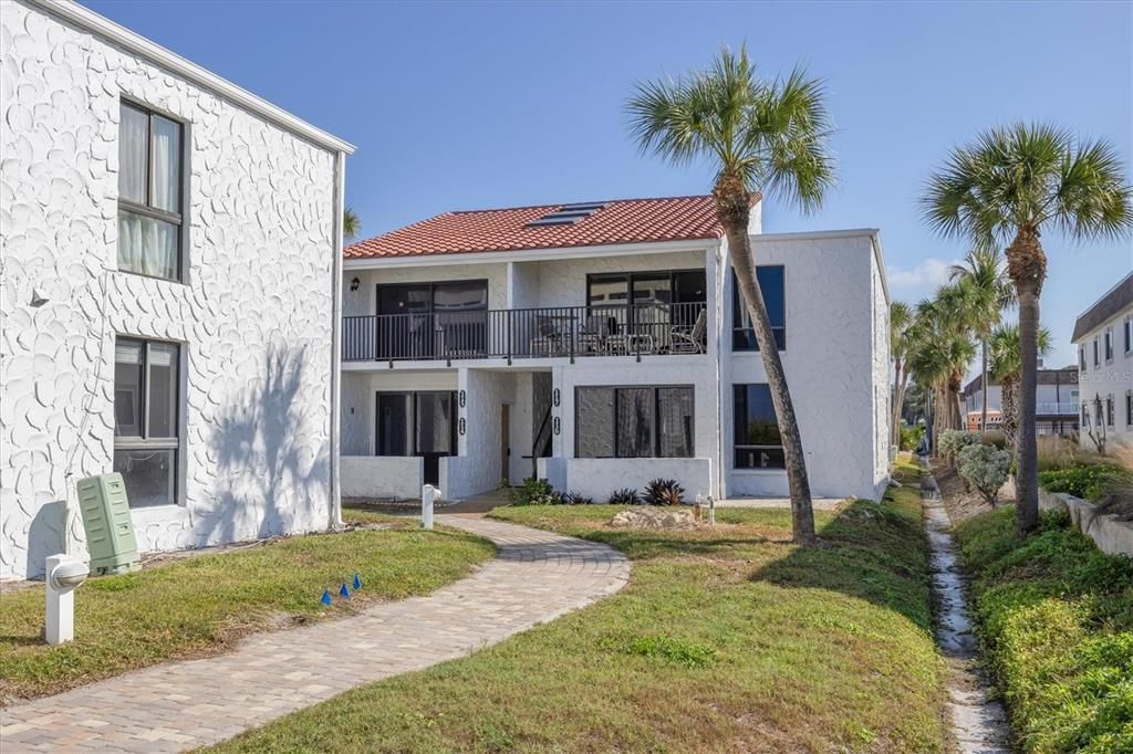 For Sale: $650,000 (2 beds, 2 baths, 1108 Square Feet)