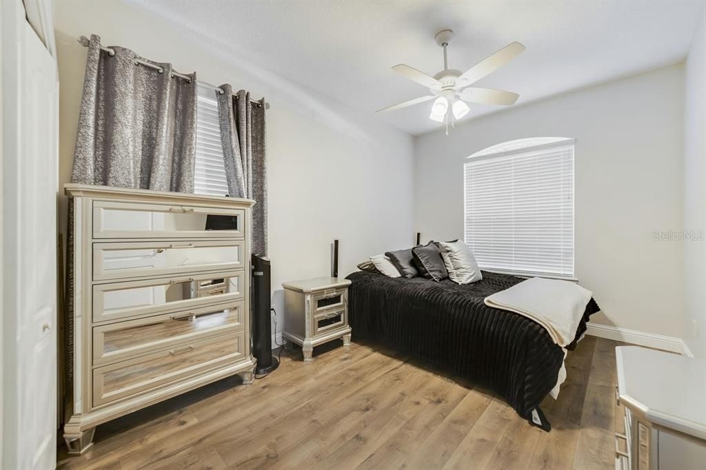 For Sale: $850,000 (5 beds, 5 baths, 3972 Square Feet)