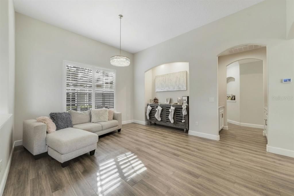 For Sale: $850,000 (5 beds, 5 baths, 3972 Square Feet)