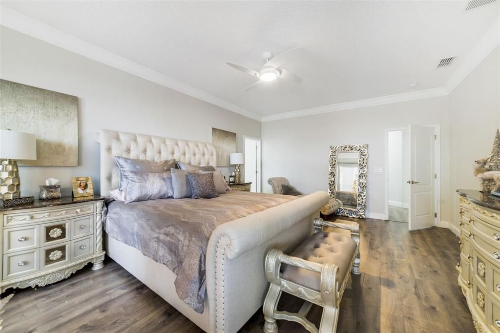 For Sale: $850,000 (5 beds, 5 baths, 3972 Square Feet)