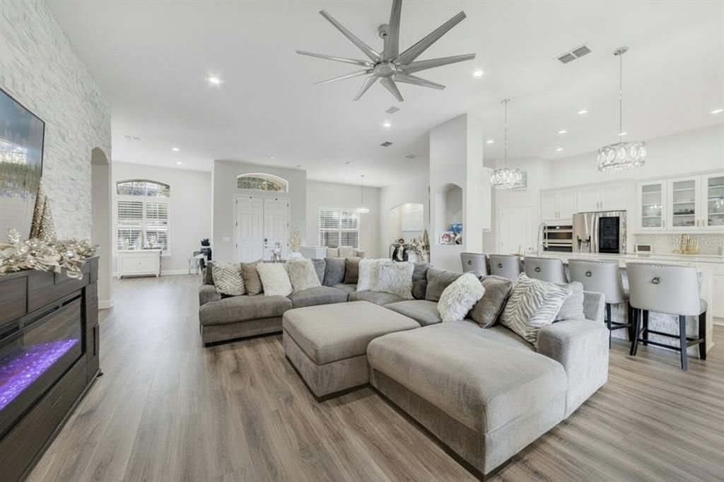 For Sale: $850,000 (5 beds, 5 baths, 3972 Square Feet)