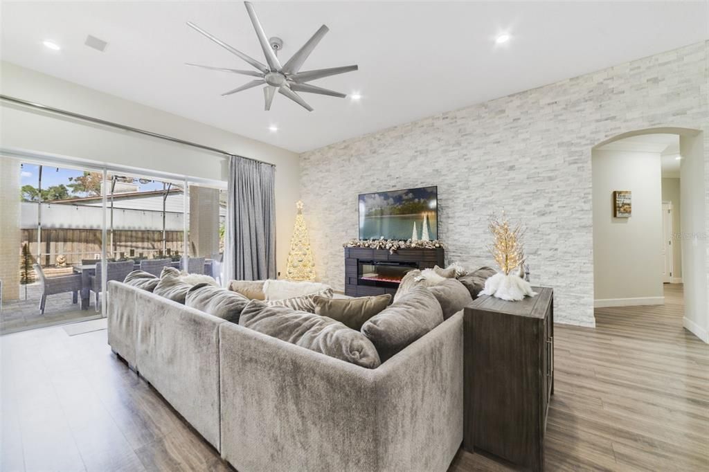 For Sale: $850,000 (5 beds, 5 baths, 3972 Square Feet)