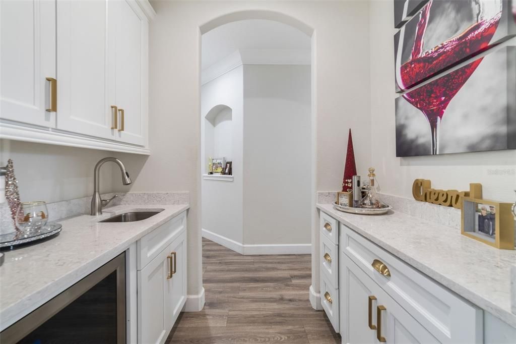 For Sale: $850,000 (5 beds, 5 baths, 3972 Square Feet)