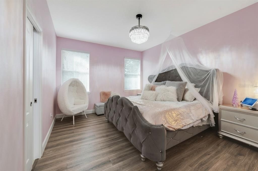 For Sale: $850,000 (5 beds, 5 baths, 3972 Square Feet)