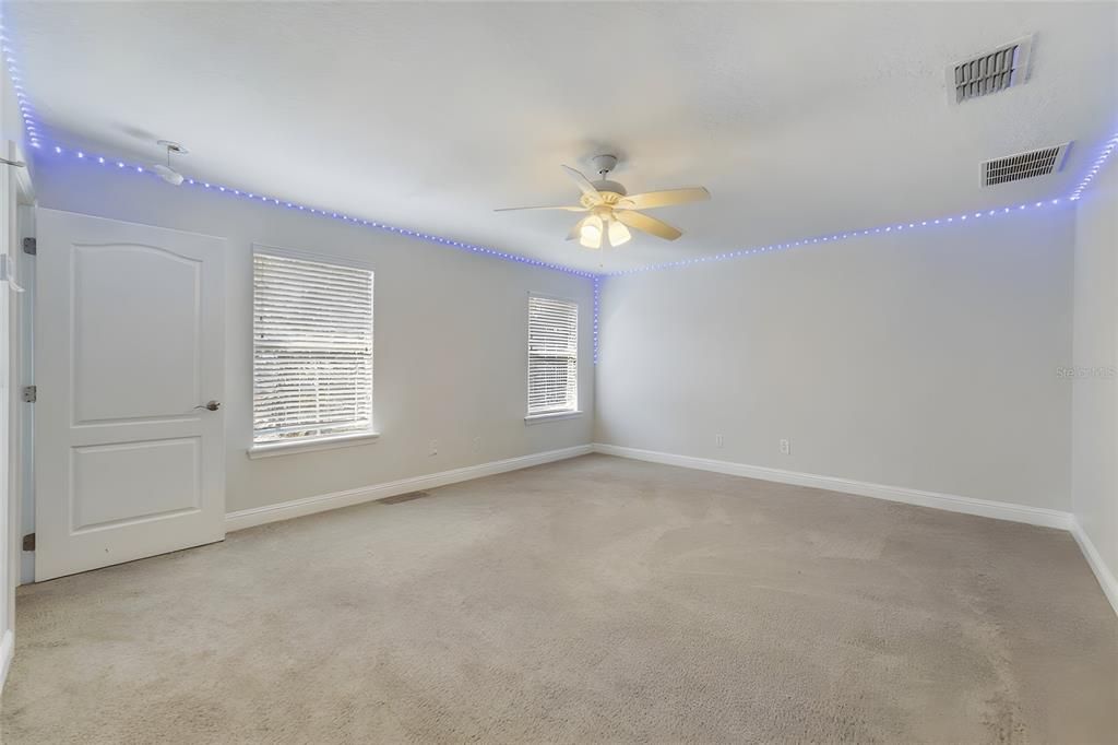 For Sale: $850,000 (5 beds, 5 baths, 3972 Square Feet)