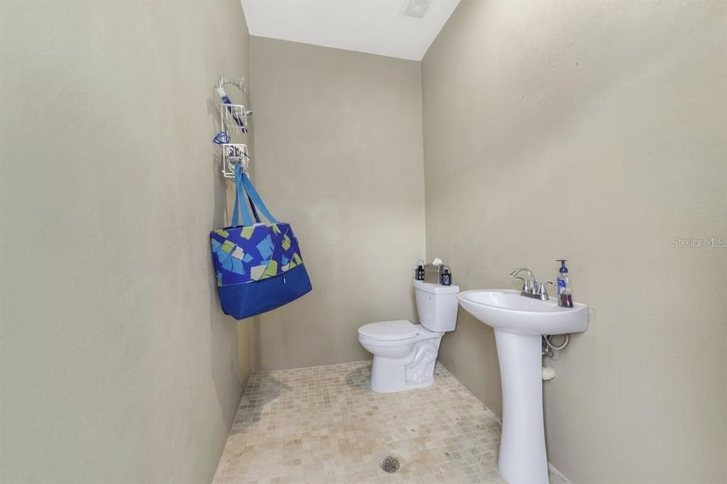 For Sale: $850,000 (5 beds, 5 baths, 3972 Square Feet)