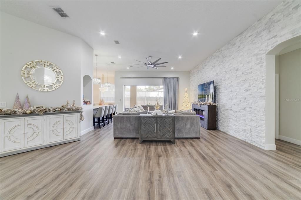 For Sale: $850,000 (5 beds, 5 baths, 3972 Square Feet)