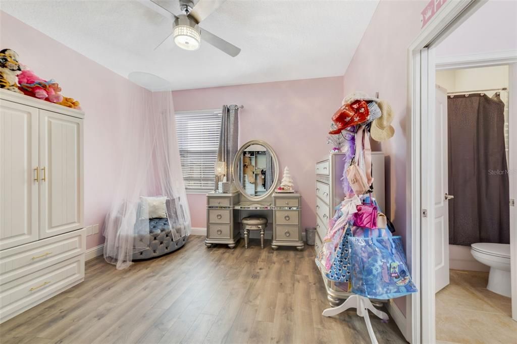 For Sale: $850,000 (5 beds, 5 baths, 3972 Square Feet)