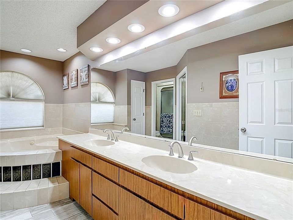 En Venta: $534,900 (4 camas, 2 baños, 2534 Pies cuadrados)