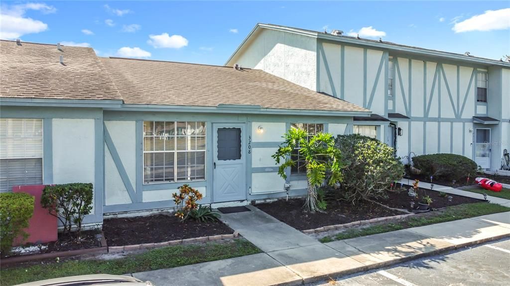 合同活跃: $200,000 (2 贝兹, 2 浴室, 936 平方英尺)