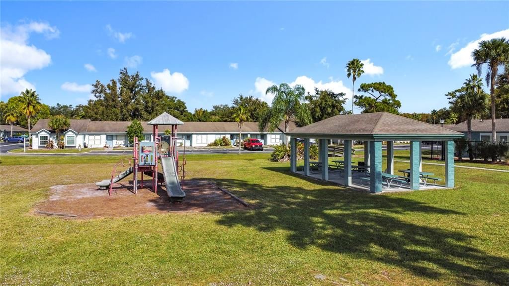 合同活跃: $200,000 (2 贝兹, 2 浴室, 936 平方英尺)