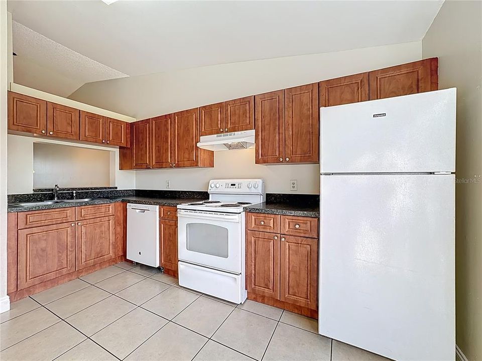 合同活跃: $200,000 (2 贝兹, 2 浴室, 936 平方英尺)