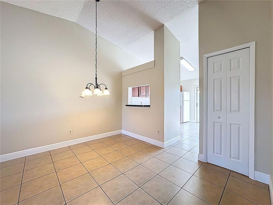 合同活跃: $200,000 (2 贝兹, 2 浴室, 936 平方英尺)