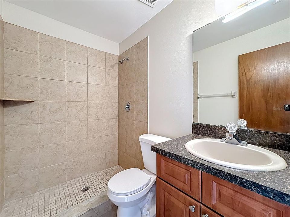 合同活跃: $200,000 (2 贝兹, 2 浴室, 936 平方英尺)