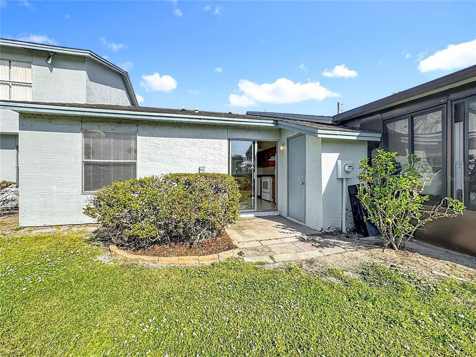 合同活跃: $200,000 (2 贝兹, 2 浴室, 936 平方英尺)