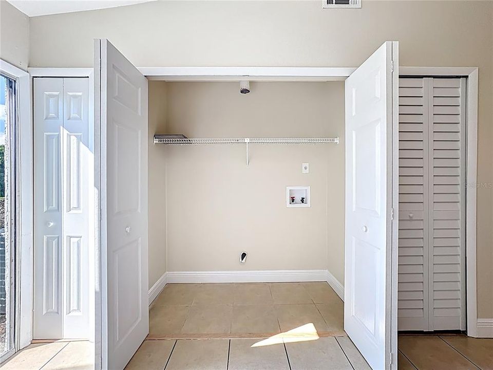 合同活跃: $200,000 (2 贝兹, 2 浴室, 936 平方英尺)