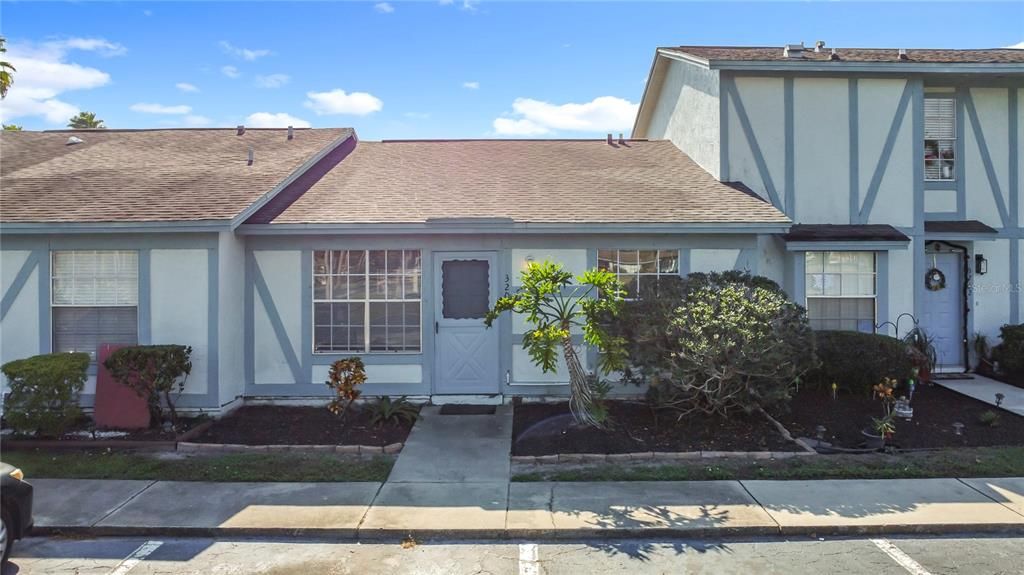 合同活跃: $200,000 (2 贝兹, 2 浴室, 936 平方英尺)