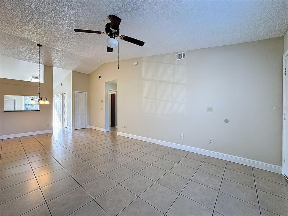 合同活跃: $200,000 (2 贝兹, 2 浴室, 936 平方英尺)