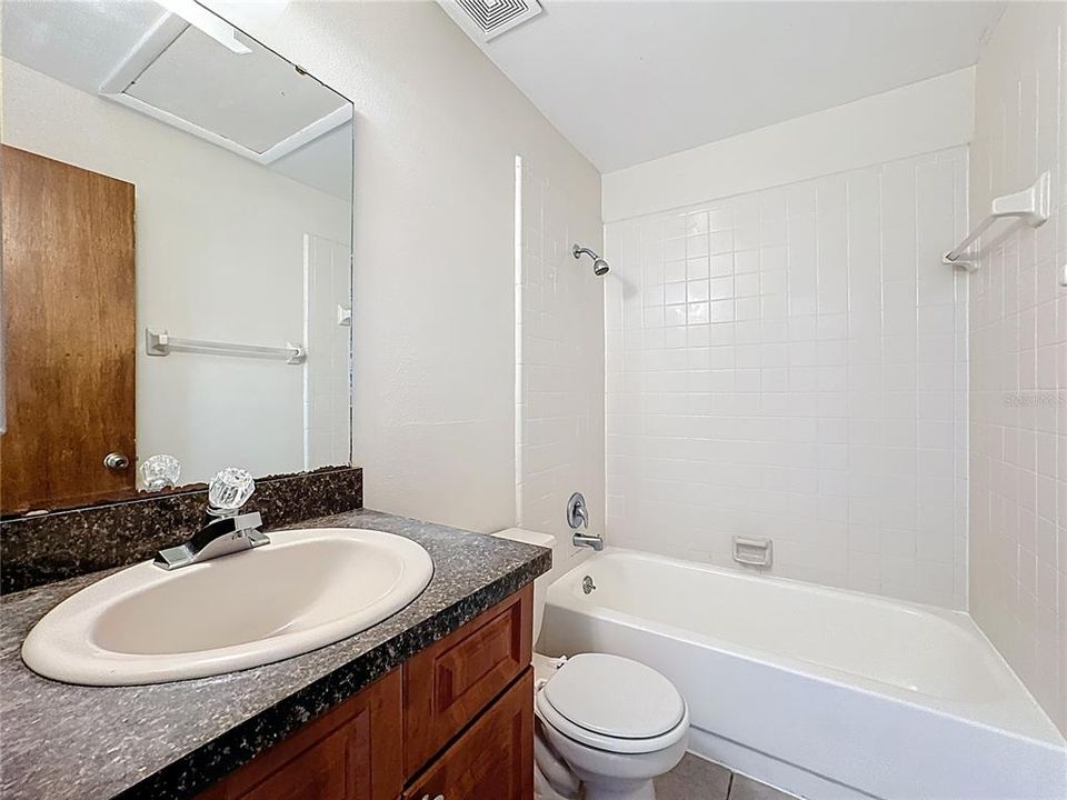 合同活跃: $200,000 (2 贝兹, 2 浴室, 936 平方英尺)