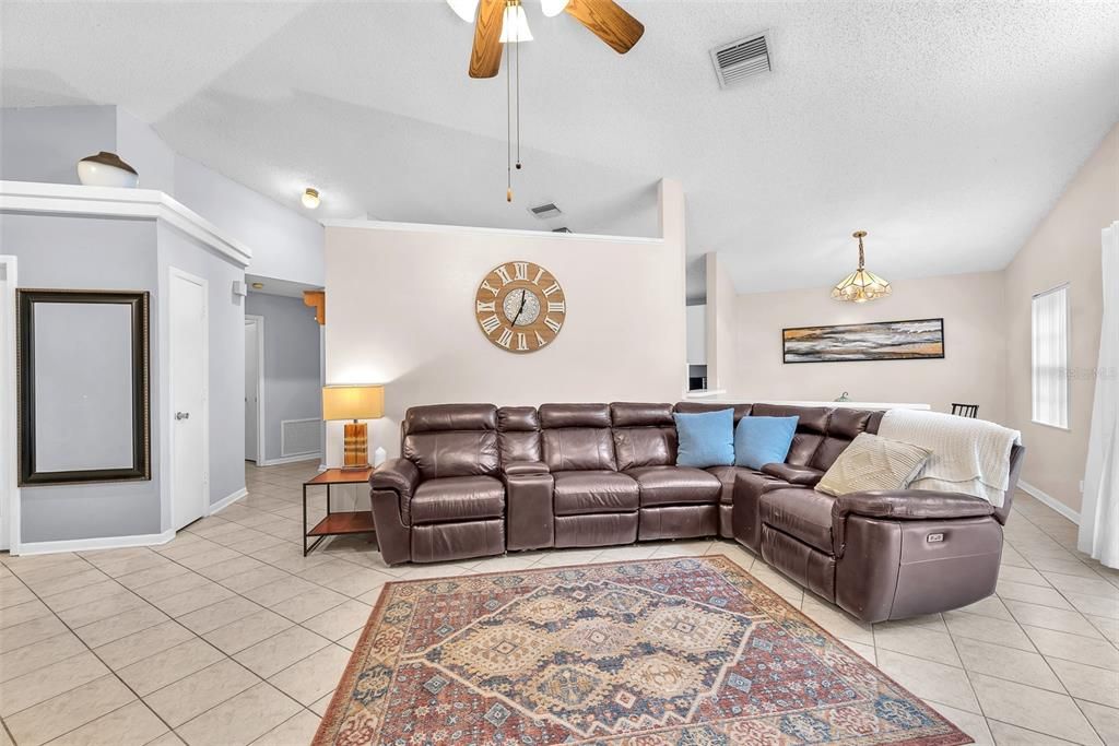 For Sale: $339,000 (3 beds, 2 baths, 1433 Square Feet)