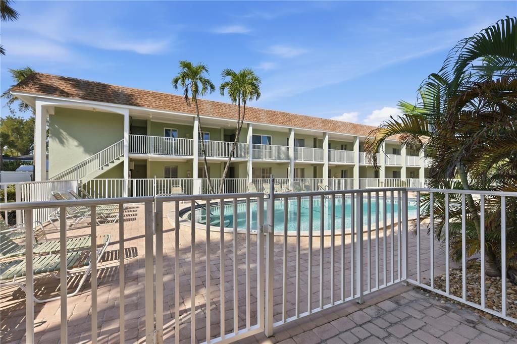 For Sale: $689,900 (2 beds, 2 baths, 1081 Square Feet)