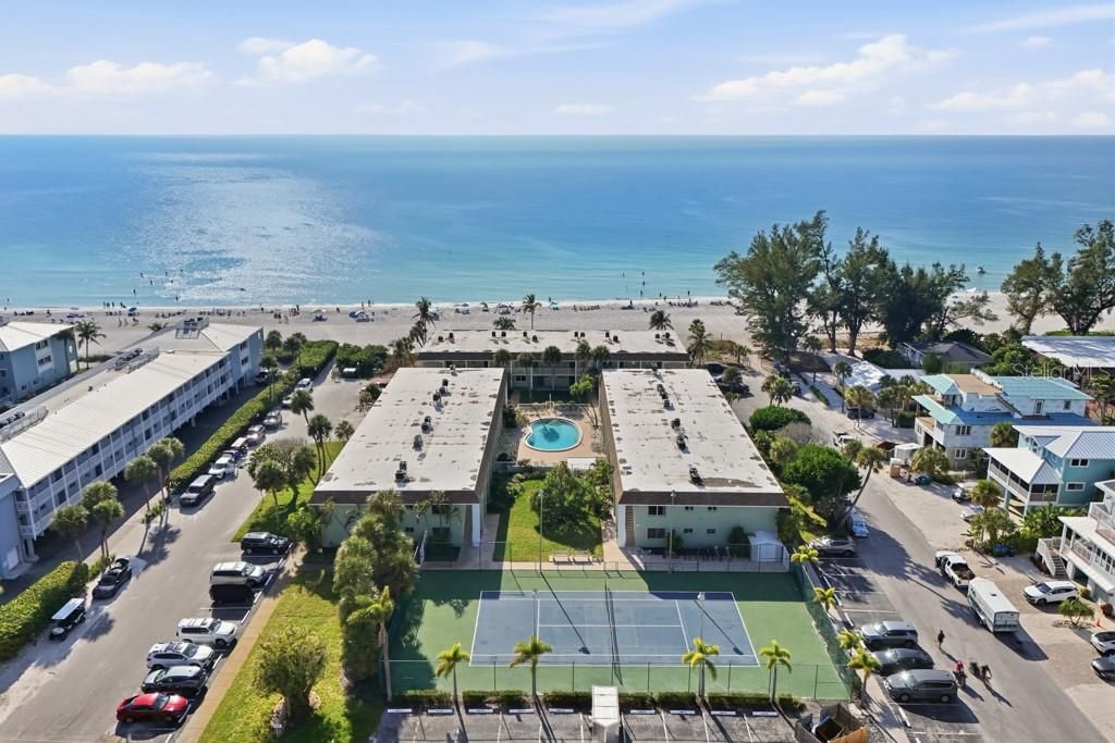 For Sale: $689,900 (2 beds, 2 baths, 1081 Square Feet)