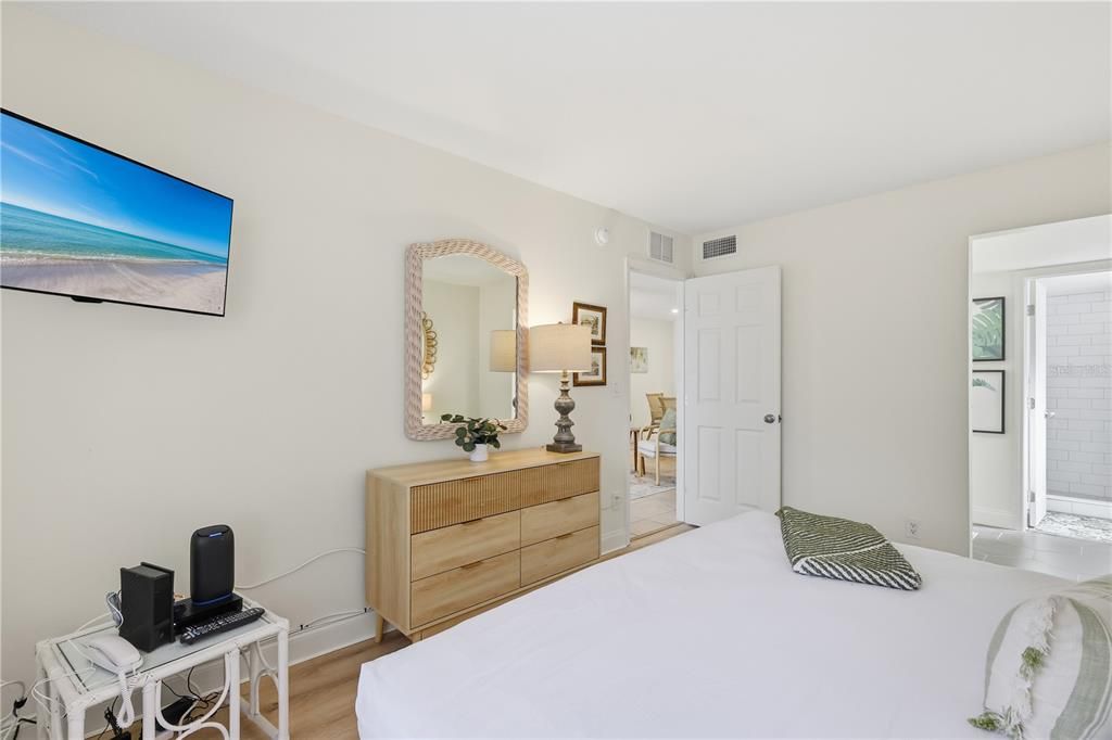 For Sale: $689,900 (2 beds, 2 baths, 1081 Square Feet)